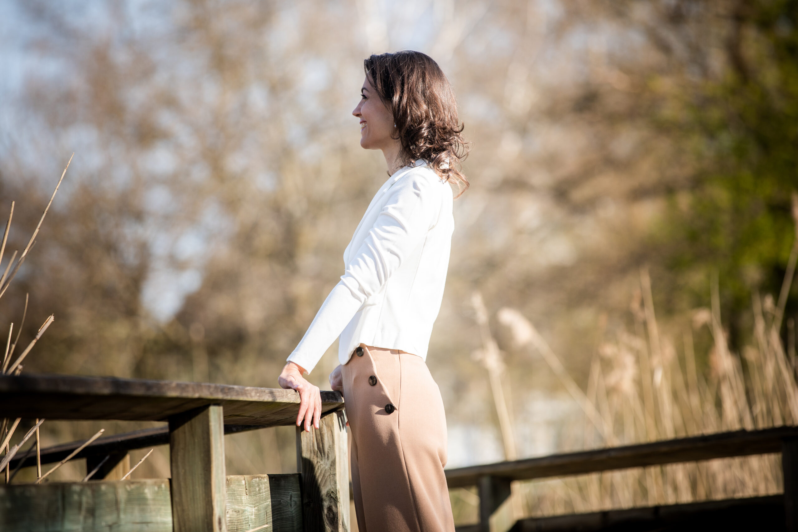 Frau blickt in die Ferne