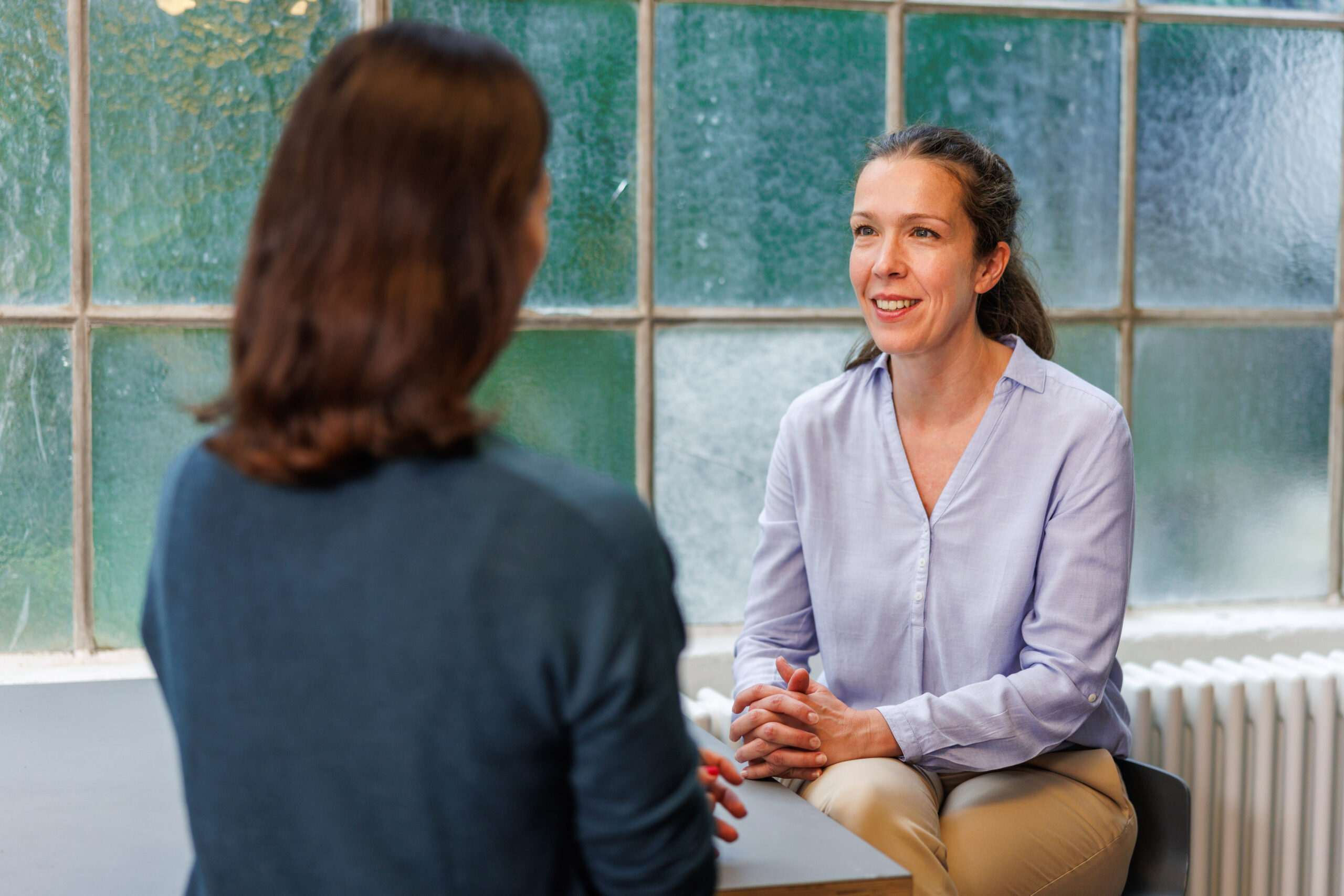 Zwei Frauen die diskutieren