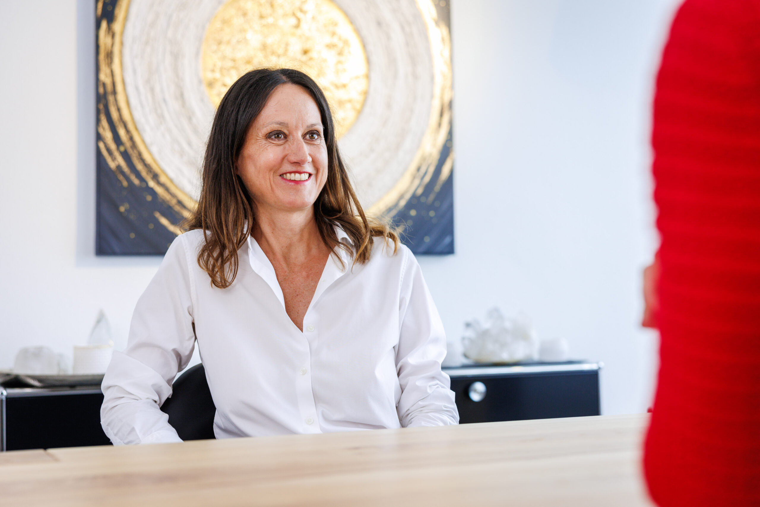 Frau an einem Tisch die lacht