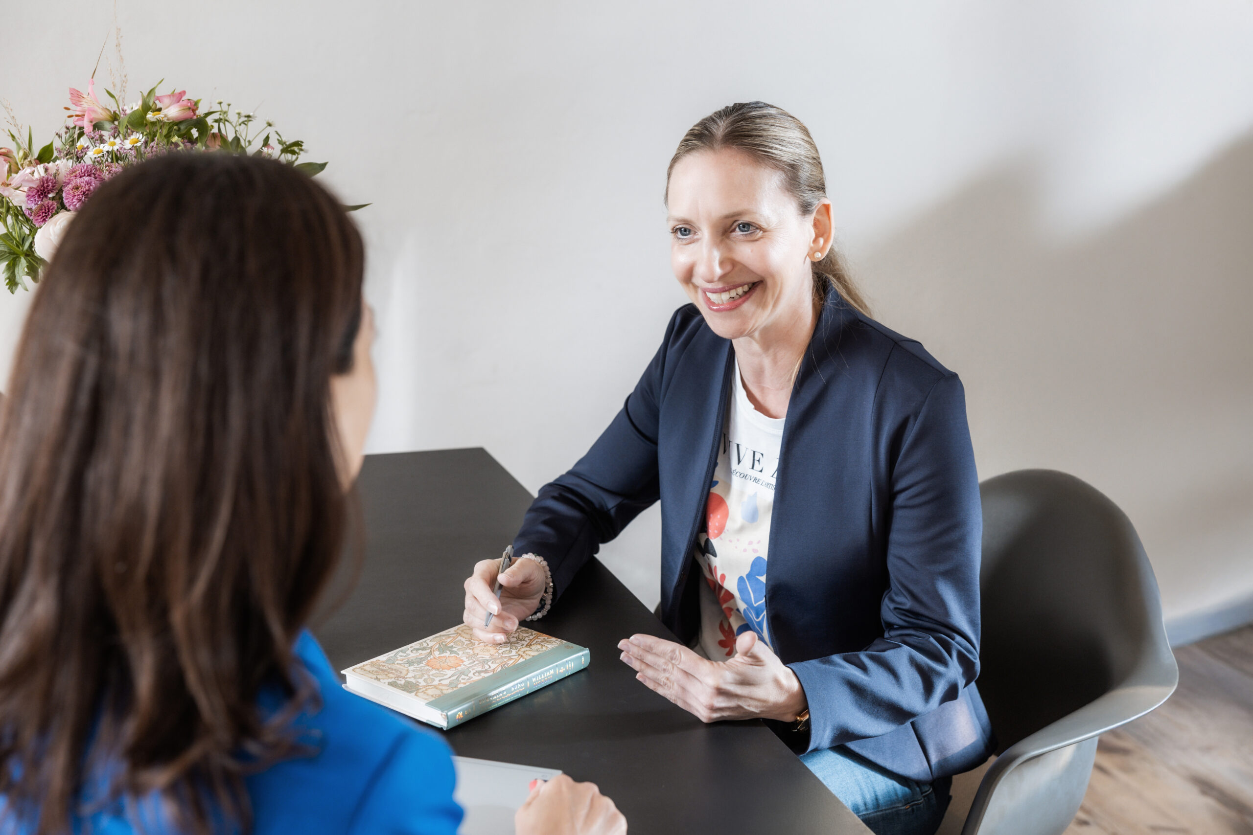 2 Frauen an einem Tisch