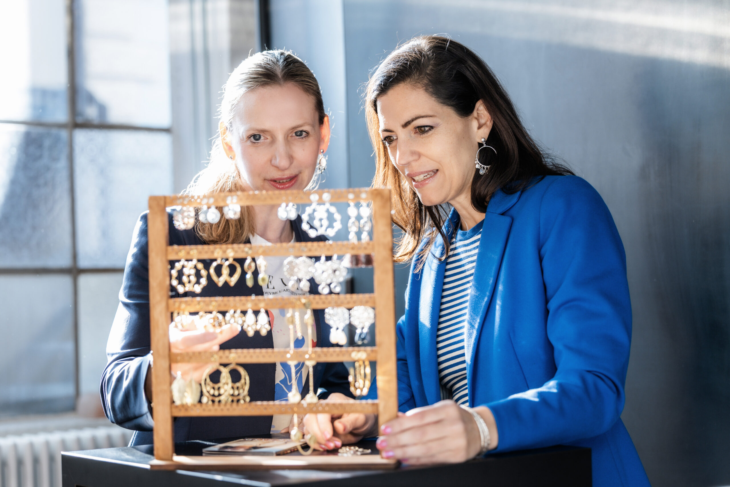 2 Frauen mit Schmuck