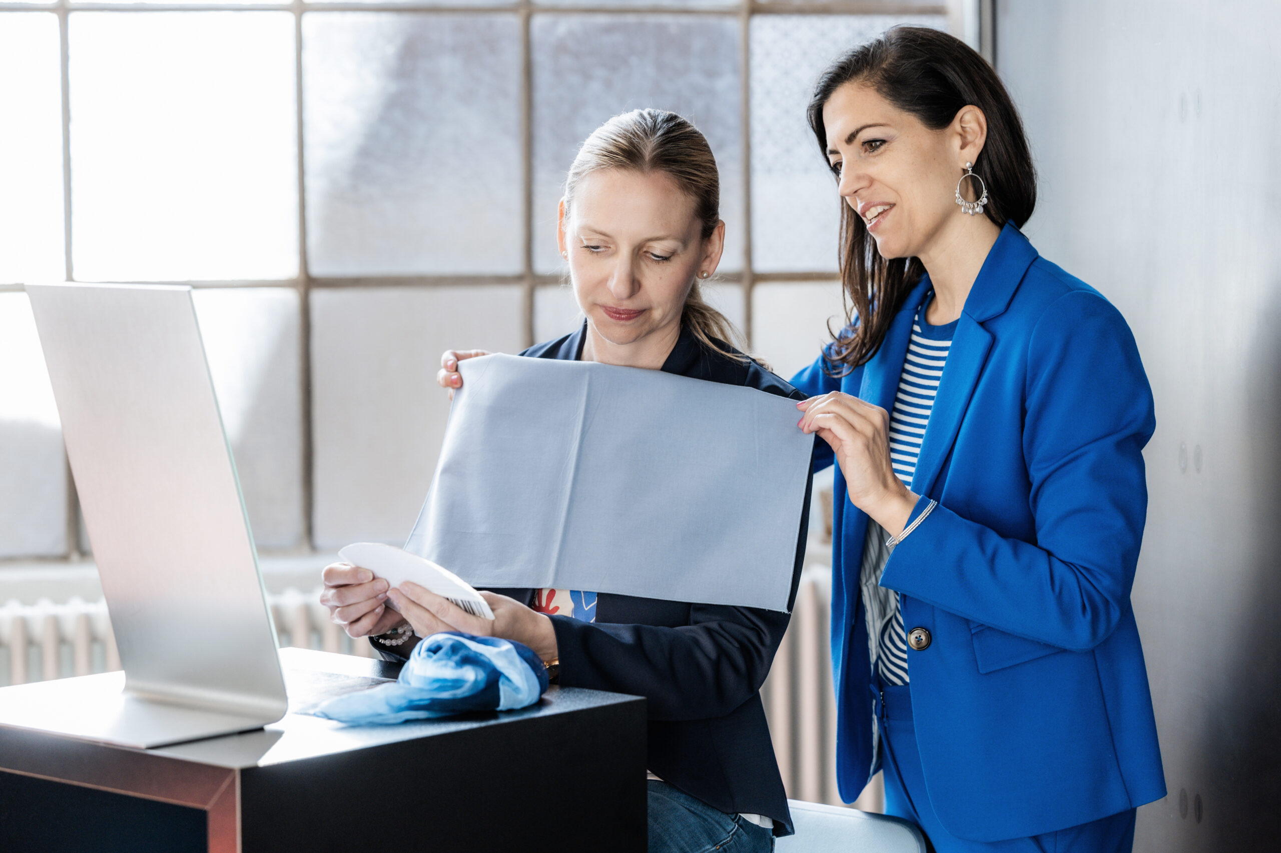 2 Frauen mit Farbtücher