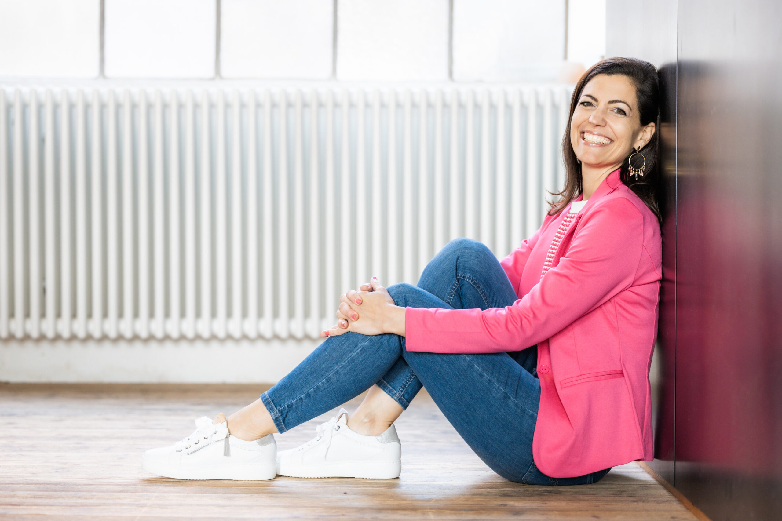 1 Frau sitzt am Boden